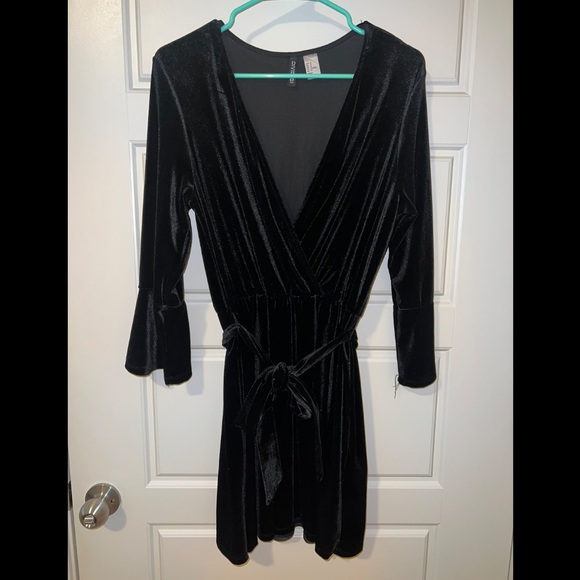 Black Velvet Short Dress with Removable Belt - Picture 1 of 4